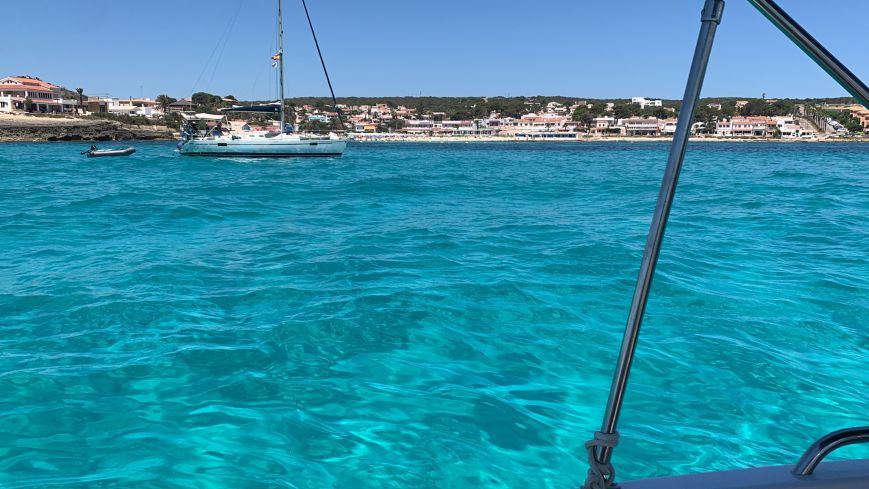 Playa de la costa sur de Menorca con arena blanca y aguas turquesas